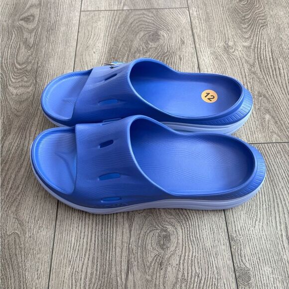 Hoka slides in a beautiful blue color. Ideal for post-activity comfort. - Picture 4 of 6